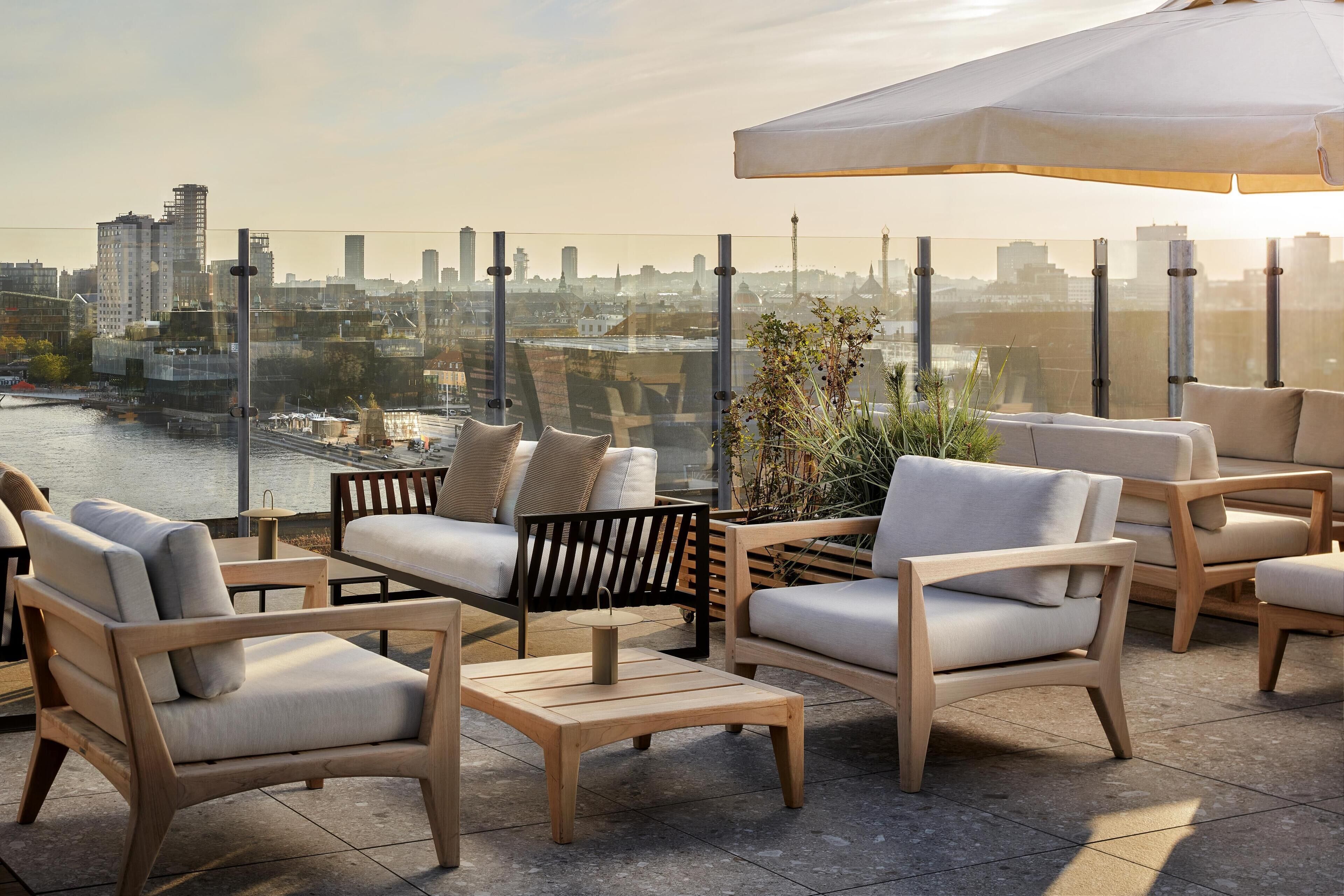 2 bars/lounges, lobby lounge, rooftop bar