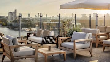 2 bars/lounges, lobby lounge, rooftop bar