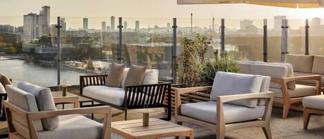 2 bars/lounges, lobby lounge, rooftop bar