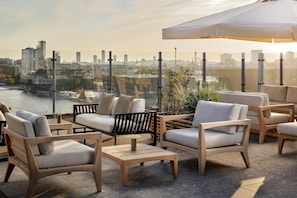 2 bars/lounges, lobby lounge, rooftop bar