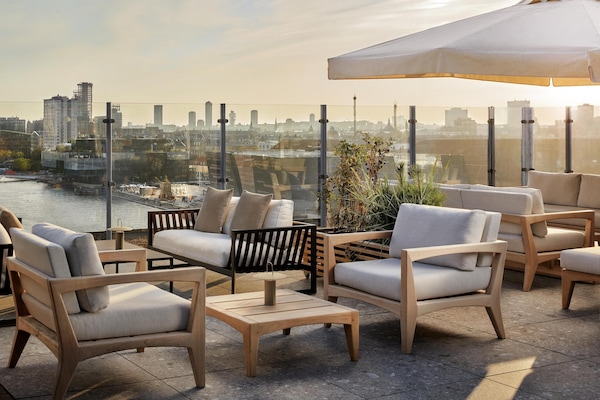 2 bars/lounges, lobby lounge, rooftop bar