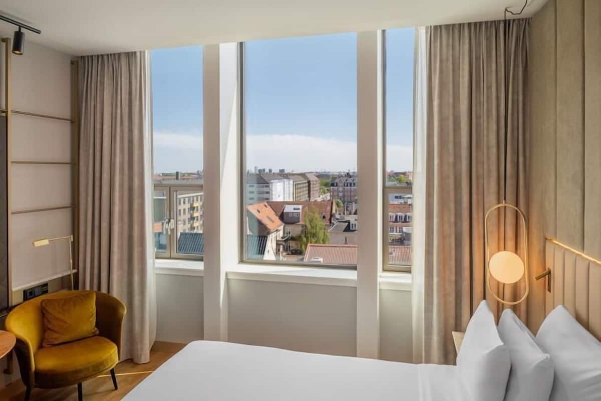 Superior Room, City View | Minibar, in-room safe, desk, laptop workspace