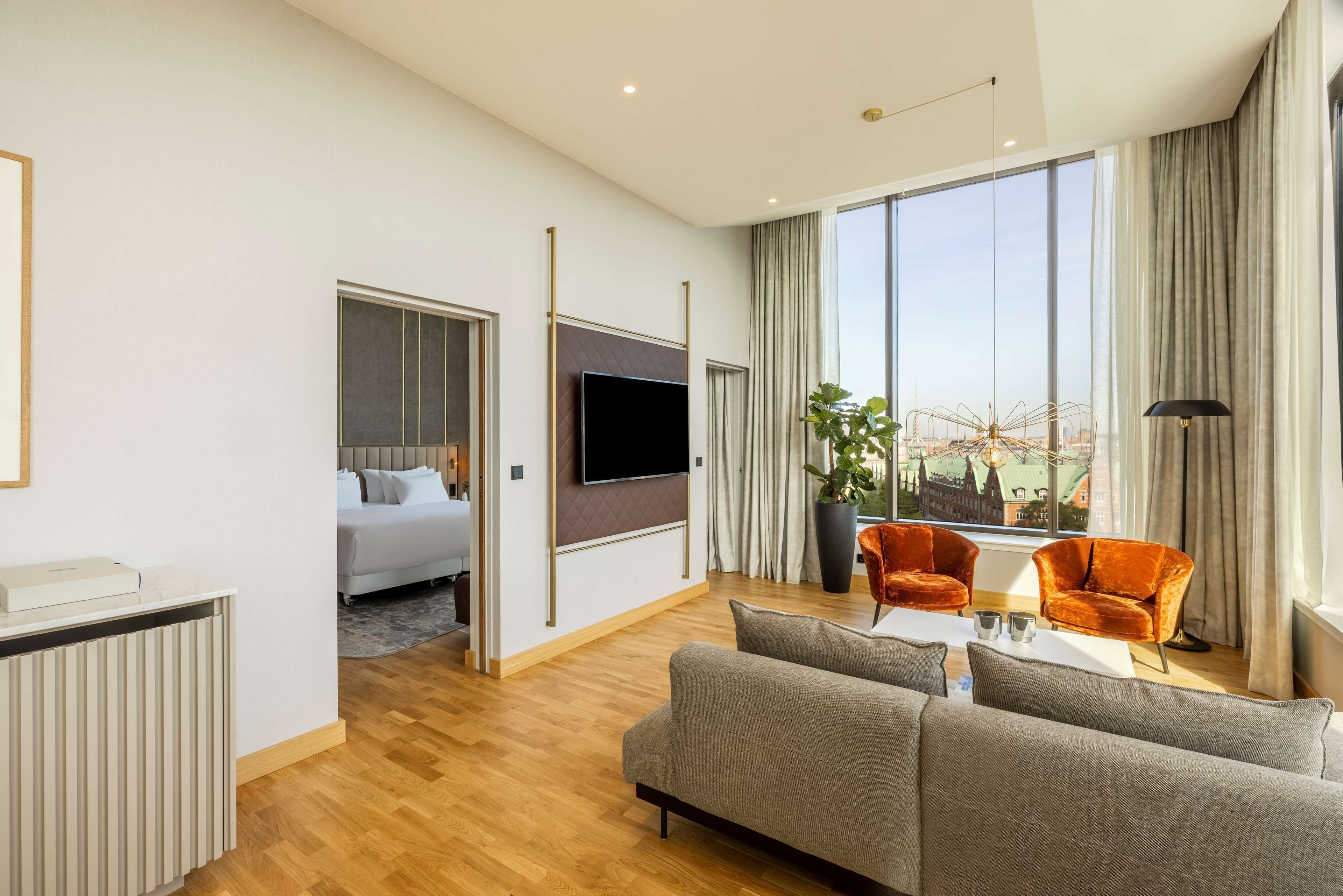 Waterfront Panoramic Suite | Minibar, Zimmersafe, Schreibtisch, laptopgeeigneter Arbeitsplatz