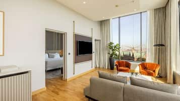 Waterfront Panoramic Suite | Minibar, Zimmersafe, Schreibtisch, laptopgeeigneter Arbeitsplatz