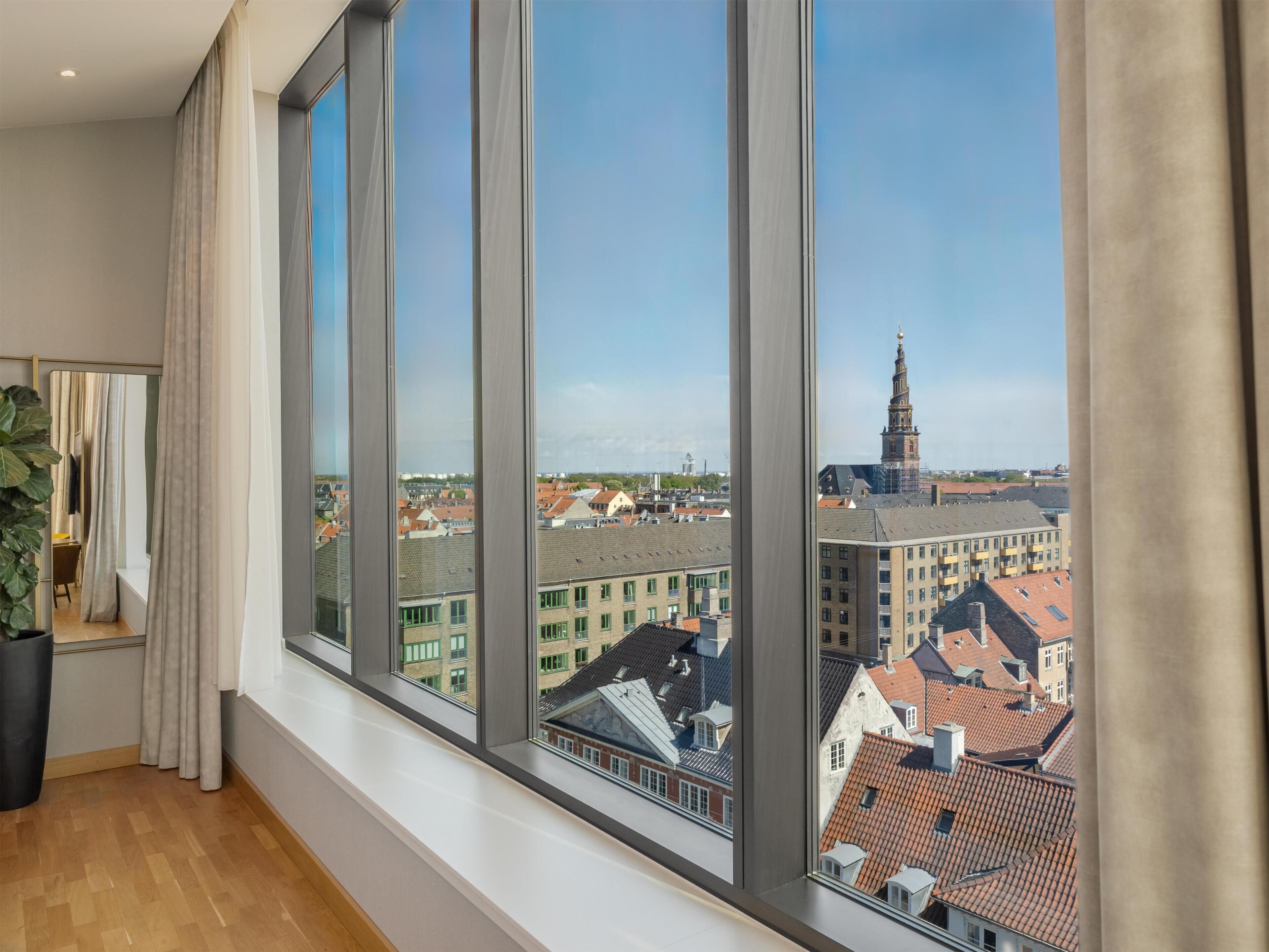 Premium Room (Corner, View) | Minibar, in-room safe, desk, laptop workspace