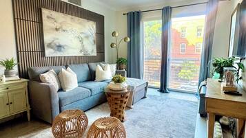 Smart TV, reproductor de DVD, libros y monitor de computadora