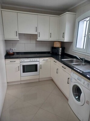 ثلاجة، ميكروويف، فرن، موقد طهي مسطح