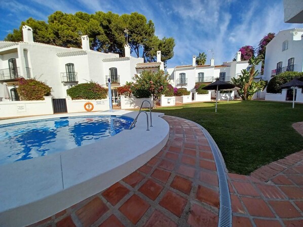 حمّام سباحة خارجي