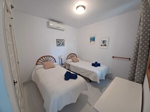 2 slaapkamers, een strijkplank/strijkijzer, gratis wifi, beddengoed