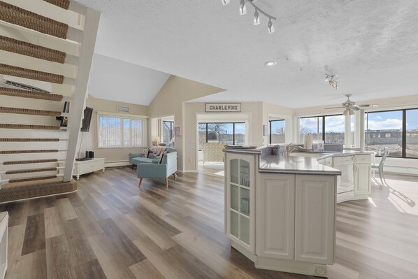 Téléviseur connecté, foyer, lecteur de DVD