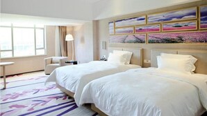 A hotel room with two beds, a large window, a desk, and a painting on the wall. - Lavande Hotel Shenzhen Shiyan Bus Station (Shenzhen)