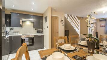 Apartemen (2 Bedrooms) | Dapur pribadi | Lemari es besar, microwave, oven, dan kompor