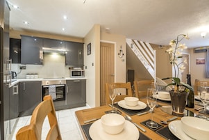 Apartamento (2 Bedrooms) | Cocina privada | Frigorífico grande, microondas, horno y placa de cocina
