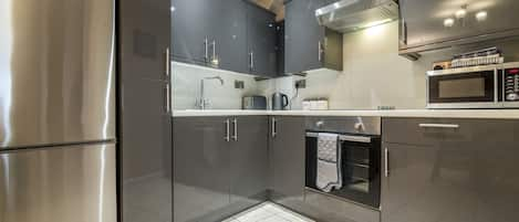 Apartment (2 Bedrooms) | Private kitchen | Full-sized fridge, microwave, oven, stovetop