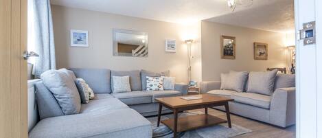 Apartment (2 Bedrooms) | Living area