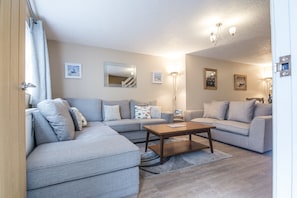 Apartment (2 Bedrooms) | Living area