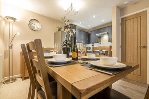 Apartamento (2 Bedrooms) | Cocina privada | Frigorífico grande, microondas, horno y placa de cocina