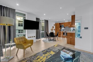 デラックス アパートメント 2 ベッドルーム 禁煙 簡易キッチン | リビング エリア | 薄型テレビ