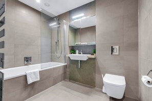 Deluxe Apartment, 2 Bedrooms, Non Smoking, Kitchenette | Bathroom | Shower, soap, shampoo