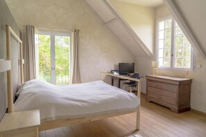 4 bedrooms, iron/ironing board, free WiFi