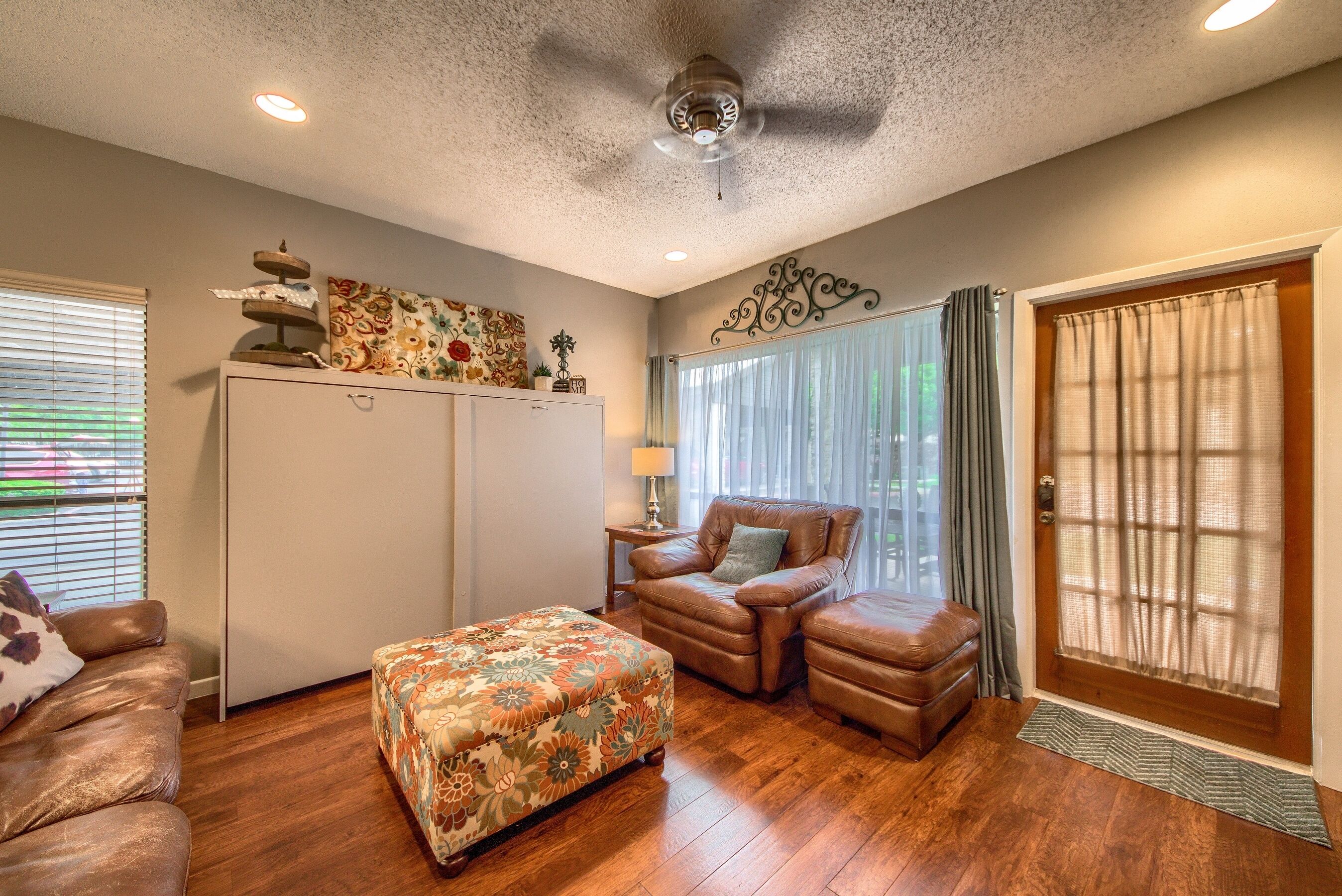 Beautiful 2/2.5 condo on the Comal River!