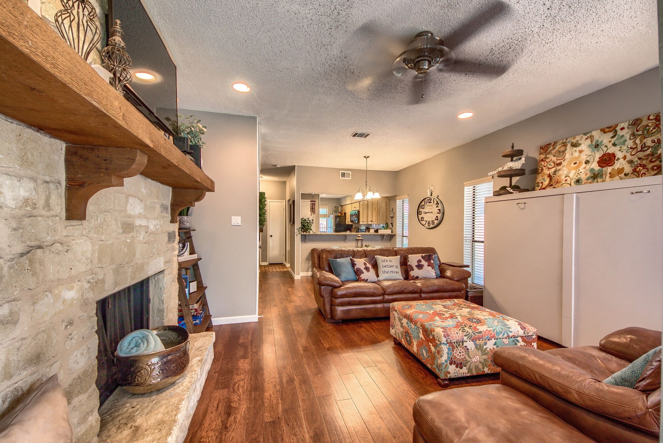 Beautiful 2/2.5 condo on the Comal River!