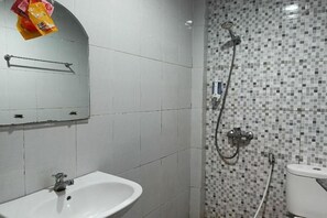 Bathroom - OYO 3350 Cozy Residence Syariah (Malang)