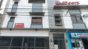 Un bâtiment portant les enseignes RedDoorz et Aquamarina.