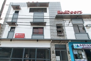 Een gebouw met een RedDoorz bord en een Aquamarina bord.