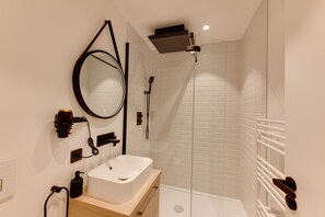 Douche, sèche-cheveux, serviettes fournies