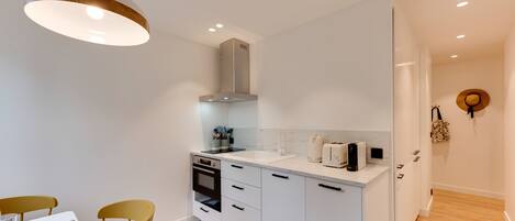 Een koelkast, een oven, een kookplaat, een vaatwasser