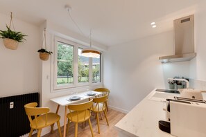 Fridge, oven, stovetop, dishwasher