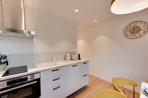 Kjøleskap, ovn, kokeplater og oppvaskmaskin