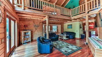 Een televisie en een open haard