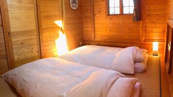 3 室のベッドルーム、デスク、WiFi (無料)、ベッドシーツ