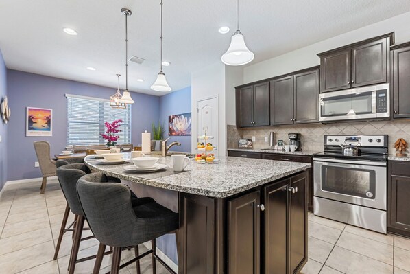 Frigorifero, microonde, forno, piano cottura