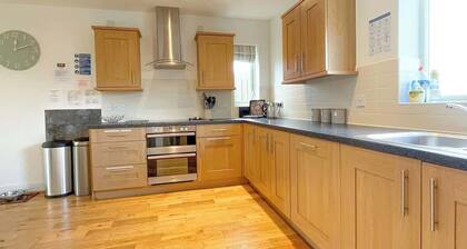 Spacious & stylish holiday home, sea views!