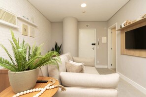 Leilighet – standard, 1 soverom (527484) | Oppholdsområde | En 43-centimeters smart-TV med digitale kanaler samt TV