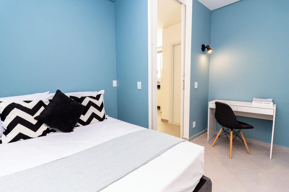 Une chambre à coucher avec un lit, un bureau et une chaise.