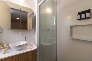 Standard Studio (543368) | Bathroom | Shower, hair dryer, towels, soap - 360 Av. Ipiranga (São Paulo)
