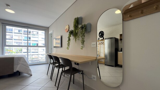 A modern kitchen with a large window, a wooden countertop, and a mirror. - 360 Av. Ipiranga (São Paulo)
