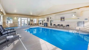 Una piscina interior amb gandules, una estació de socorristes i indicadors clars.