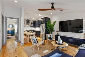 Unclassified image, 5 of 15, button - Upscale Carriage House with Pool | Near River St (Savannah)