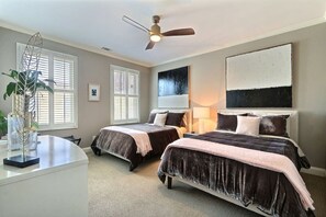 5 habitaciones, escritorio y tabla de planchar con plancha