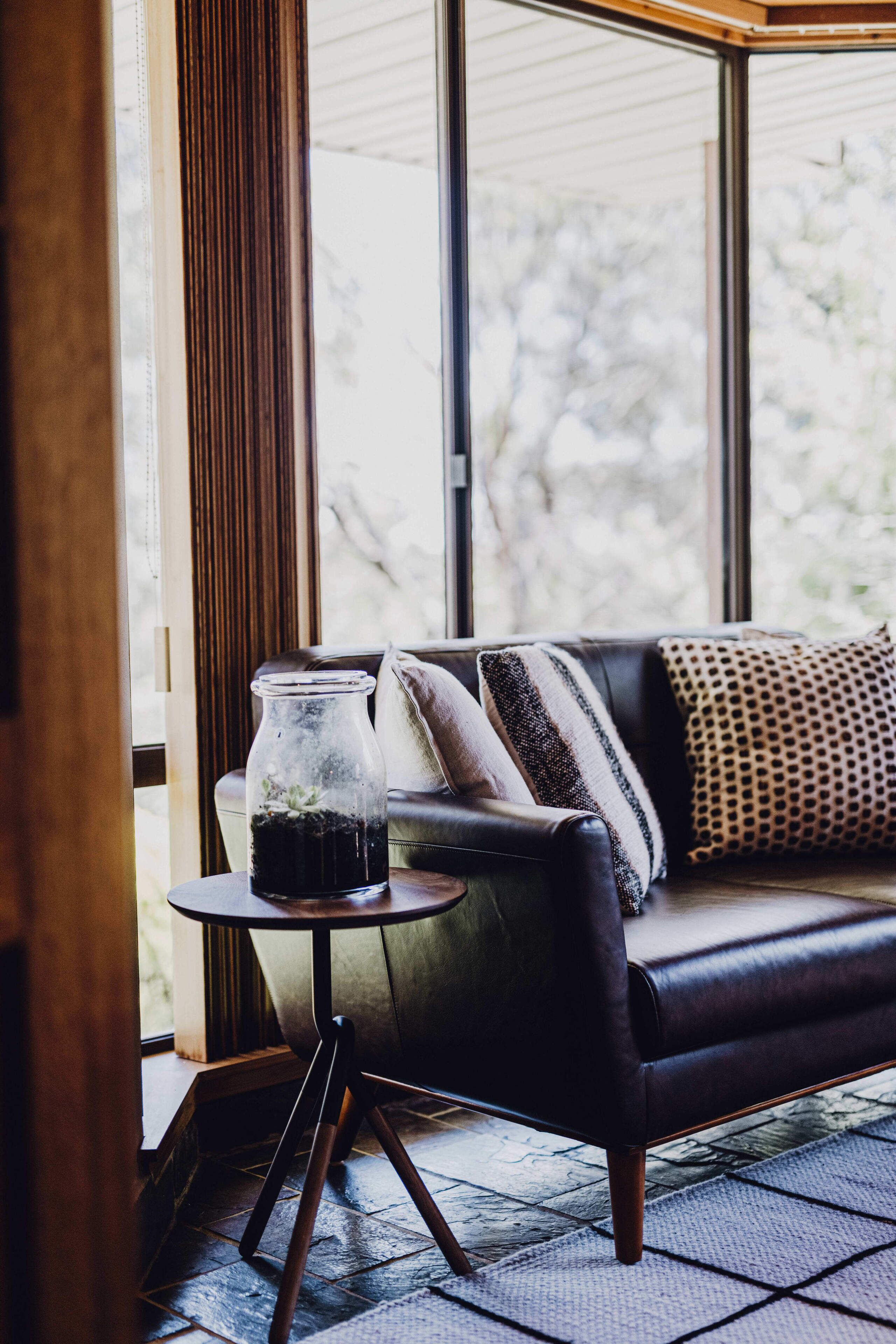 Tv, eldstad, böcker och en stereo