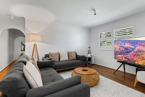 TV, fireplace, books, stereo - Bendalong | Rural Retreat, Short Drive to CBD (Nashdale)