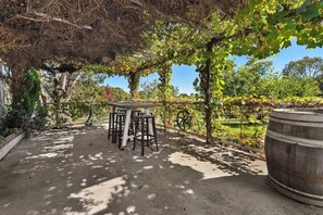 Outdoor dining - Bendalong | Rural Retreat, Short Drive to CBD (Nashdale)