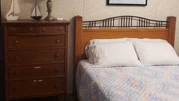 2 bedrooms, WiFi (free), bed sheets