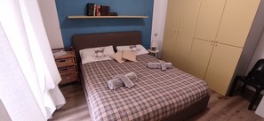 3 Schlafzimmer, Schreibtisch, Bügeleisen/Bügelbrett, Reisekinderbett