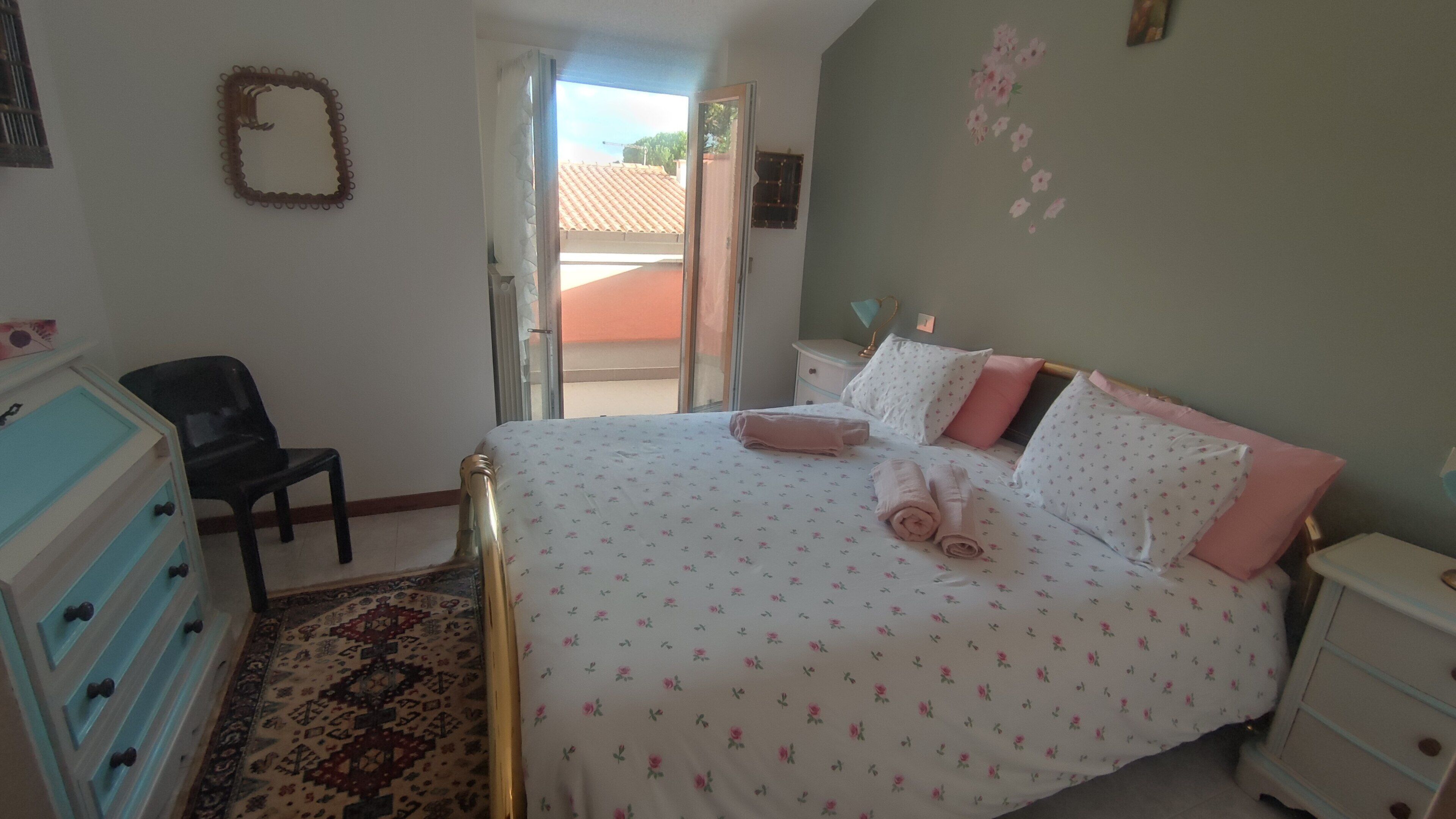 3 makuuhuonetta, työpöytä, silitysrauta/-lauta, vauvan matkasänky